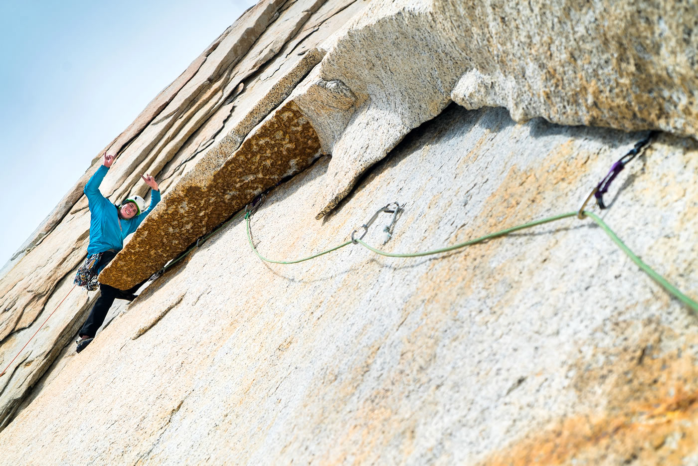 Leclerc was psyched to find a no-hands kneebar rest on the crux pitch of the route, which he graded 7b, for how it would feel if you were toproping it at the crag. Getting to this point involved powerful and pumpy underclinging with poor feet. Immediately after this kneebar, he had to make a very difficult traverse across a blank slab. [Photo] Austin Siadak