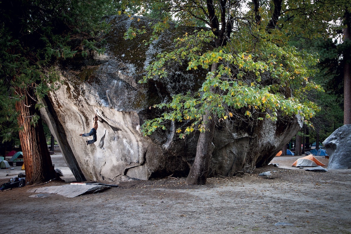 Lonnie Kauk on Midnight Lightning (V8). [Photo] Christian Pondella