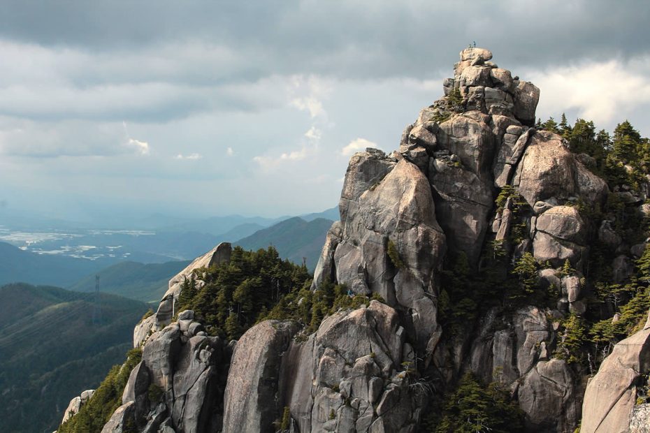 Mt. Mizugaki (2230m), one of the peaks featured in Kyya Fukada's 1964 classic, One Hundred Mountains of Japan, translated in 2014 by Martin Hood. "Can one describe this mountain as a medley of crags?" Fukada wrote. "It is not the only mountain with crags, but what is unique about Mizugaki is the way it mixes its crags with its trees." [Photo] Satoru Hagihara