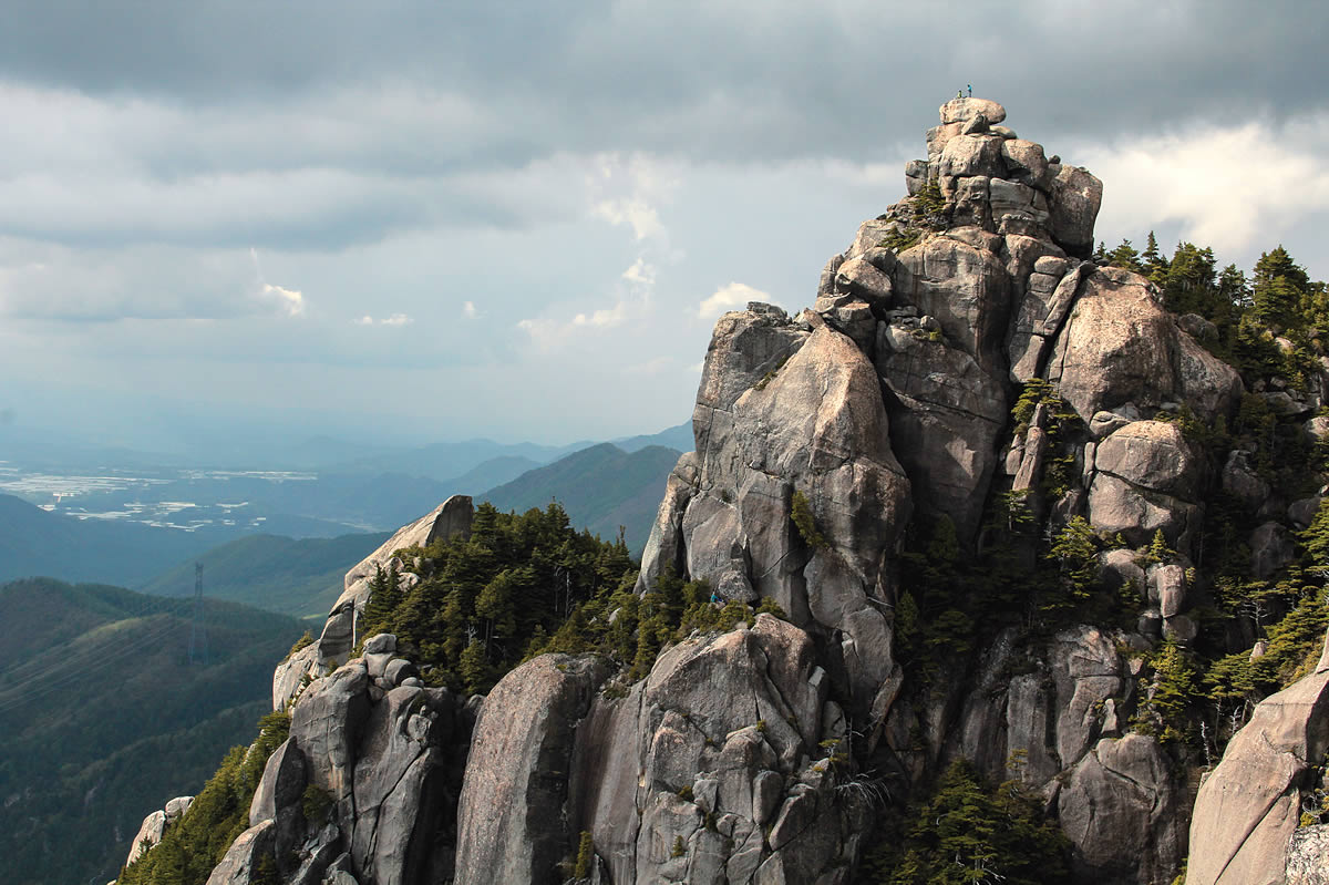 Mt. Mizugaki (2230m), one of the peaks featured in Kyya Fukada's 1964 classic, One Hundred Mountains of Japan, translated in 2014 by Martin Hood. "Can one describe this mountain as a medley of crags?" Fukada wrote. "It is not the only mountain with crags, but what is unique about Mizugaki is the way it mixes its crags with its trees." [Photo] Satoru Hagihara
