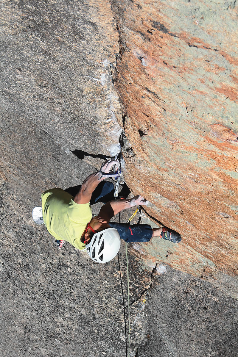 Kurakami on Pitch 2 (5.13c R) of Senjitsu no Ruri. [Photo] Satoru Hagihara
