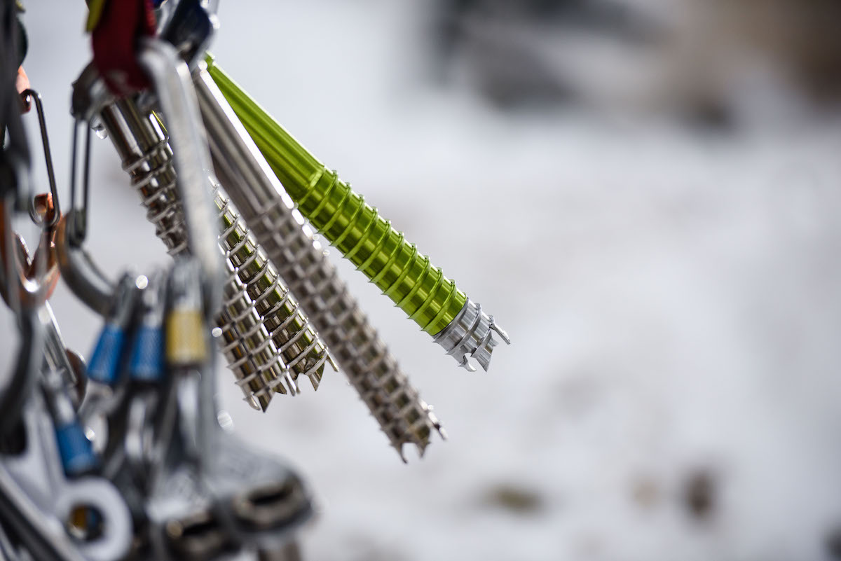 Close up of a Black Diamond Ultralight Express screw (green) racked next to regular Express screws. [Photo] Jim Menkol