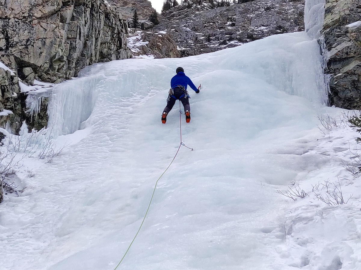 The author leads a WI3 pitch using the Blue Ice Akilas. [Photo] Yaroslav Lototskyy