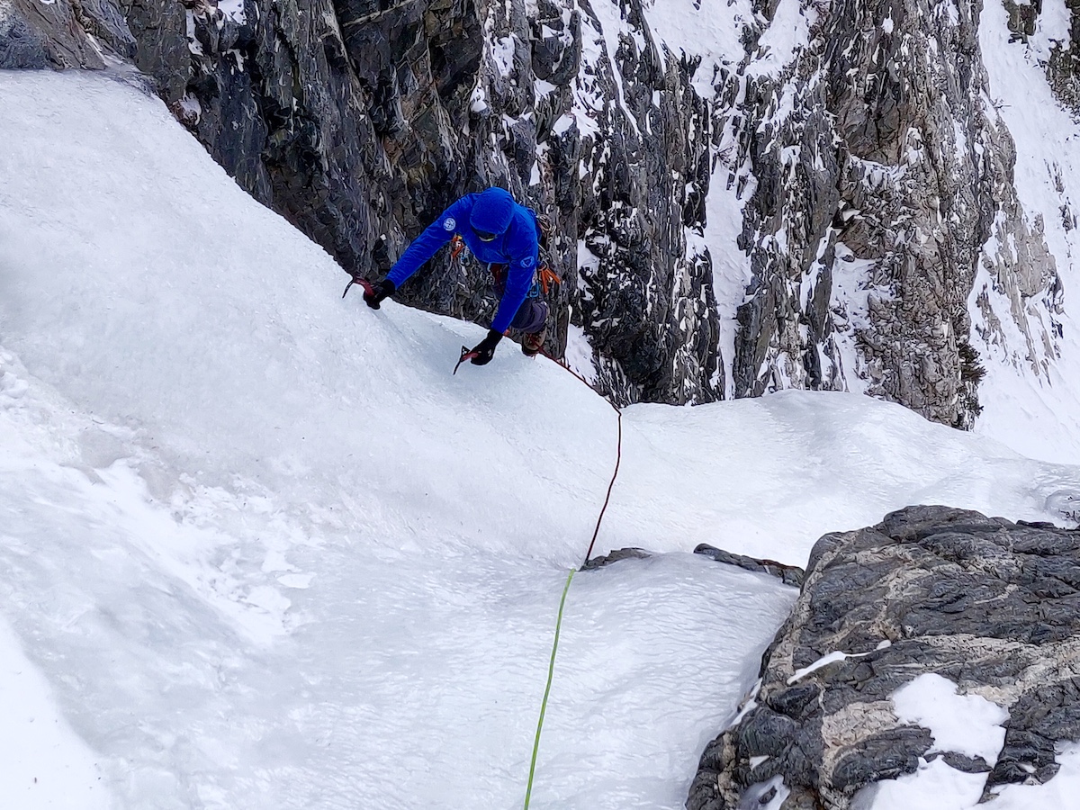 Mike Lewis follows a pitch of WI4 using the Blue Ice Akilas. [Photo] Yaroslav Lototskyy