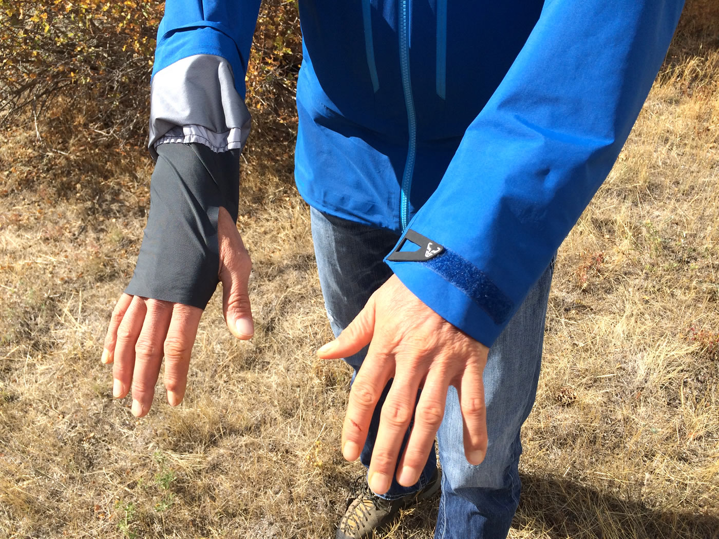 The author exposing the inner cuffs. The thumb can be used or not. [Photo] Chris Wood
