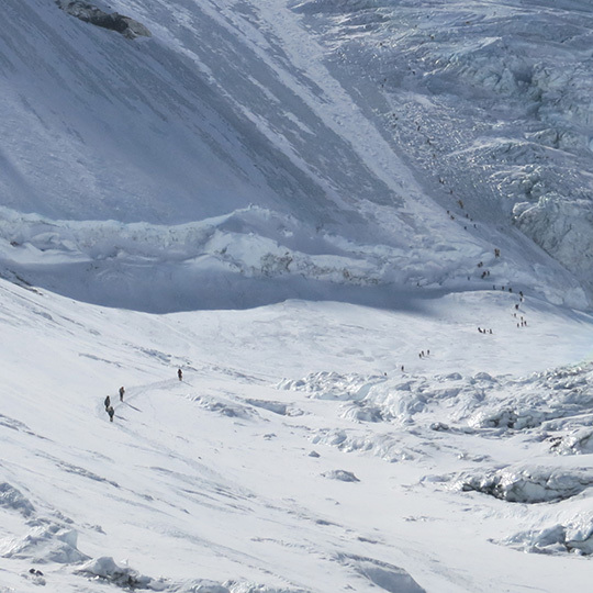 everest-zoom-climber-traffic