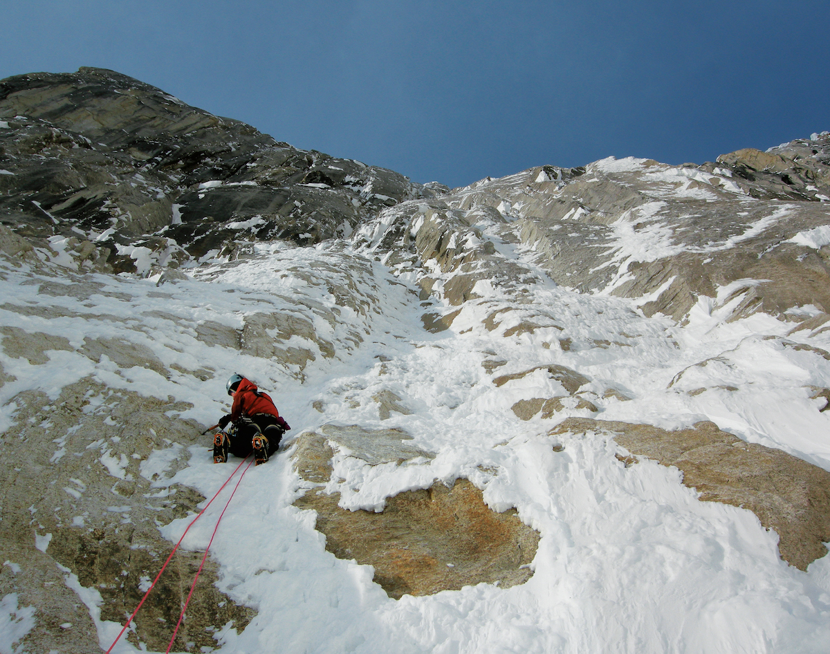 Ichimura leading Pitch 1 (AI4+ R) of Climbing Is Believing (Alaska Grade 6: 5.10a AI5 M7 R A1+, 4,100'), the Bears Tooth (10,070'), Alaska Range. [Photo] Yusuke Sato
