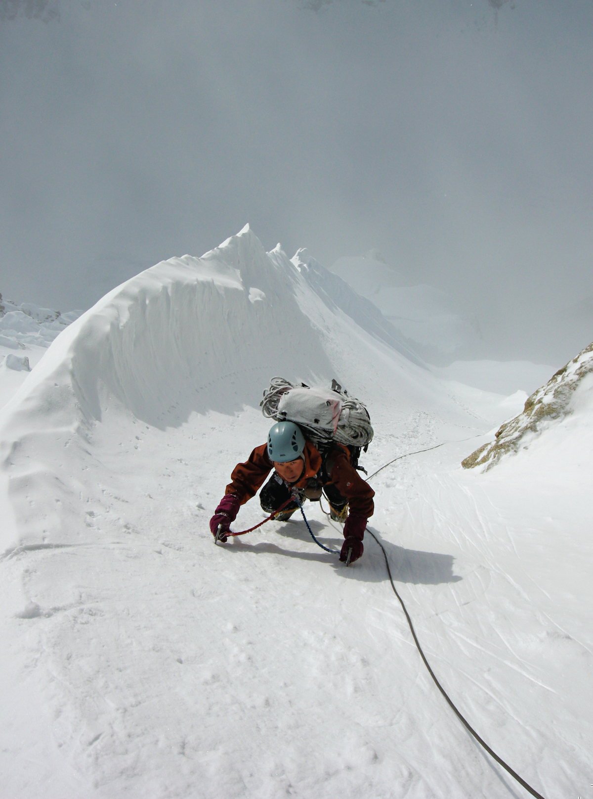 Ichimura follows a gully in the center of the Isis Face during the Giri-Giri Boys' ascent. [Photo] Yusuke Sato