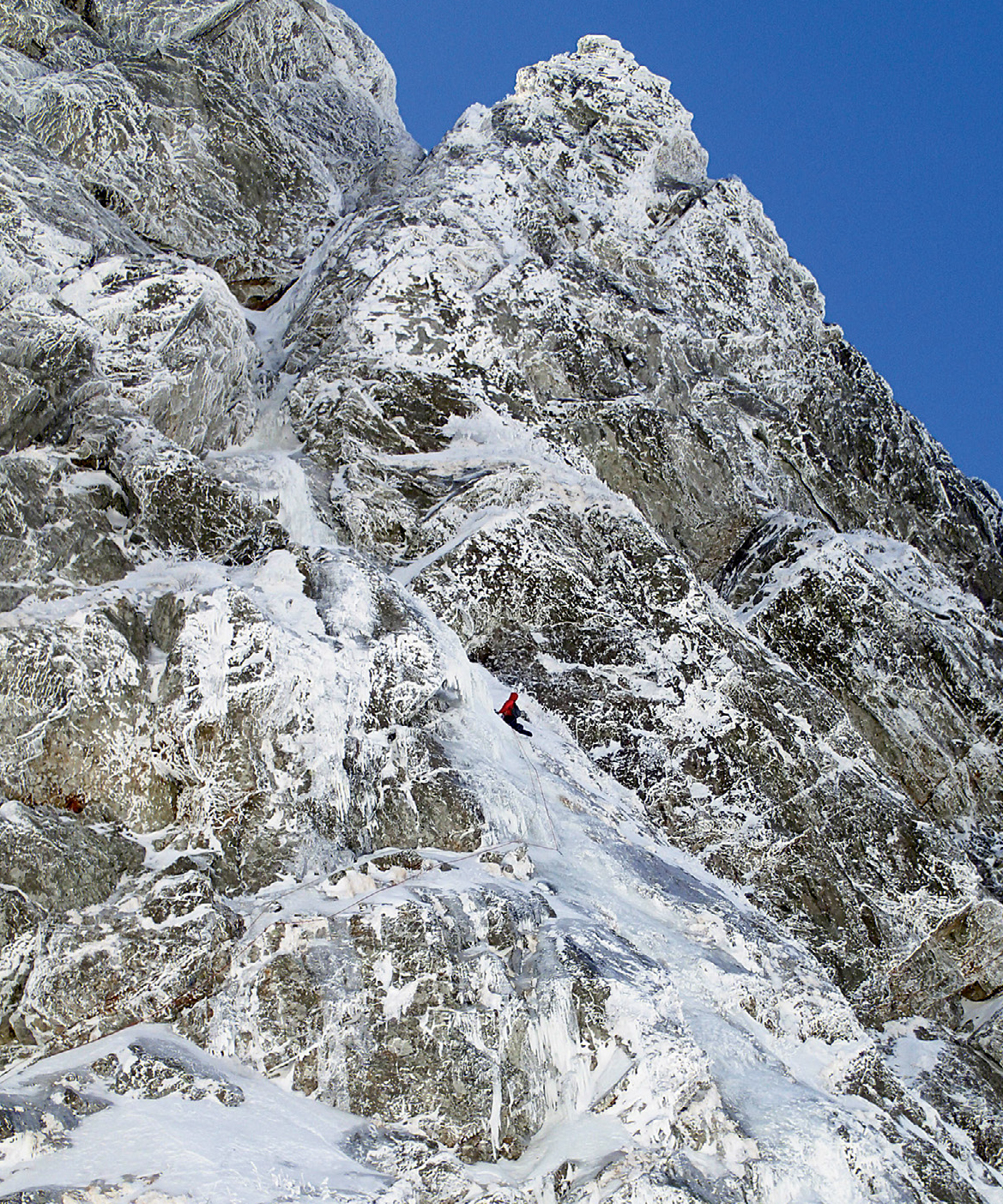 Taniguchi on Mt. Tsurugi (1955m), one of the peaks in Kyuya Fukada's 1964 classic One Hundred Mountains of Japan (translated into English in 2014 by Martin Hood). [Photo] Akihiro Oishi