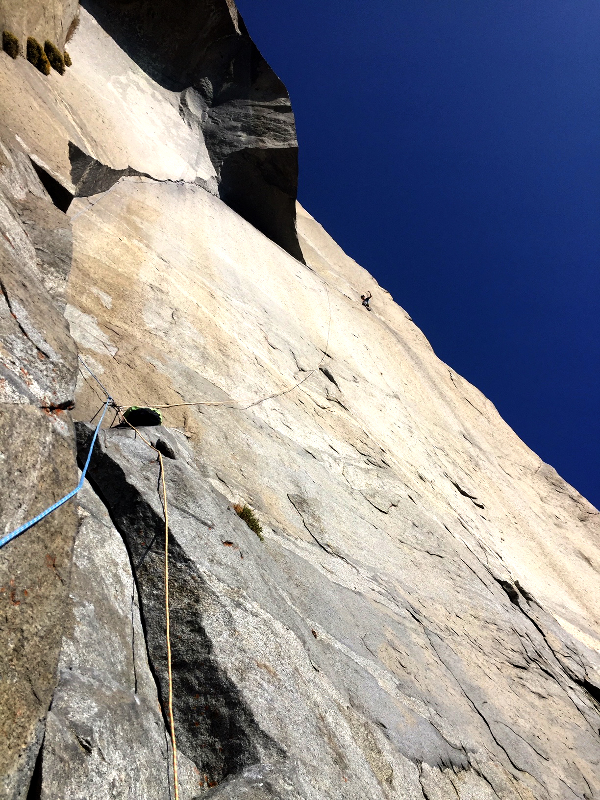 Kurakami at the top of the Great Roof pitch during his rope-solo ascent. [Photo] Keita Kurakami collection