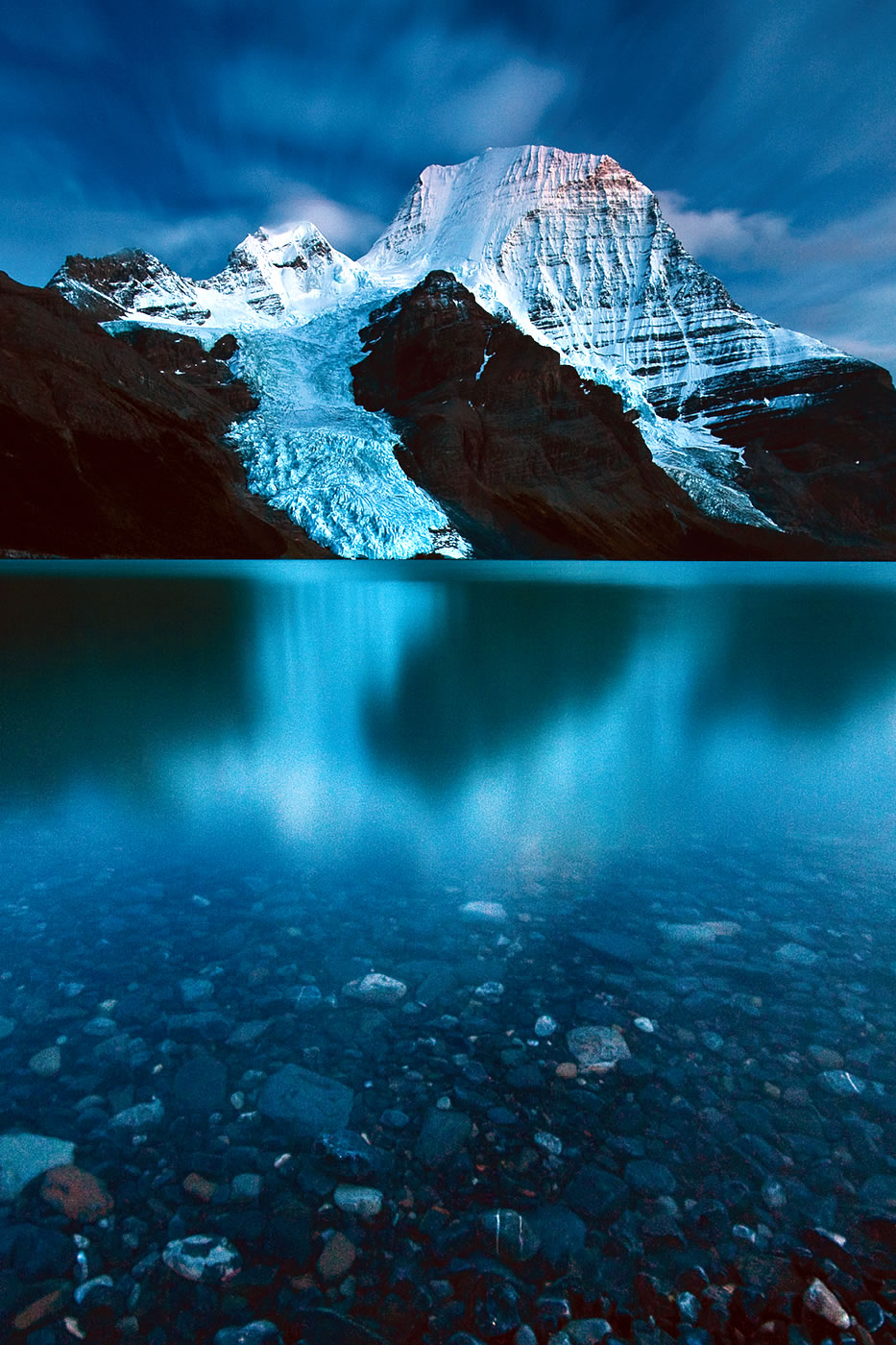 The Emperor Face of Mt. Robson (3959m), where Barry Blanchard, Eric Dumerac and Philippe Pellet made the first ascent of Infinite Patience (VI 5.9 M5 WI5, 2200m) in 2002. Fourteen years later, Marc-Andre Leclerc soloed it. [Photo] Jeffrey Pang
