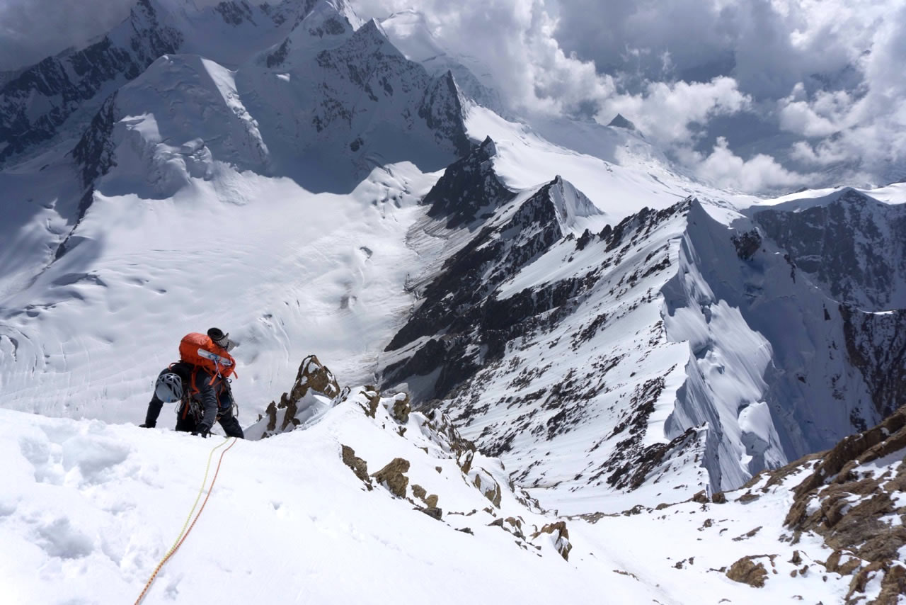 Jeff Shapiro works his way through the upper face on day two. [Photo] Chris Gibisch