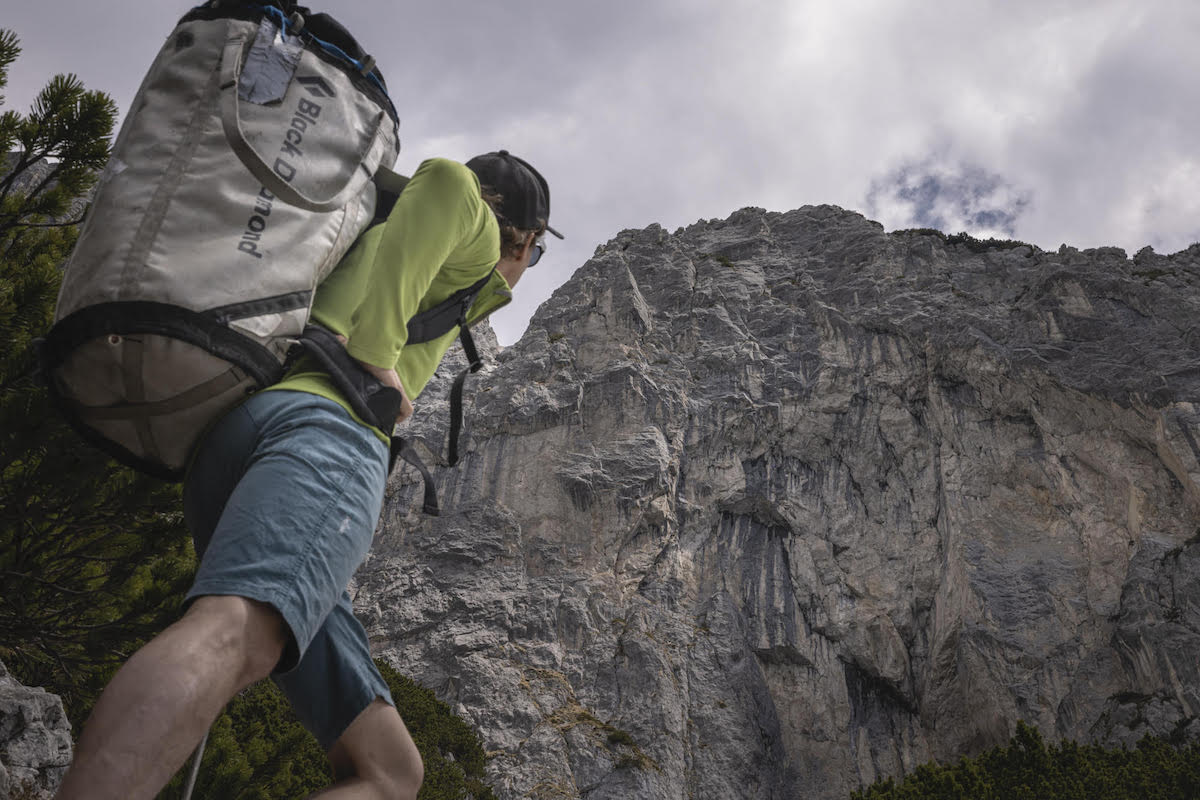 Christoph Schranz on the approach to the Kolosseum wall of Hohe Mund in the Tyrolean Alps. [Photo] Johannes Mair / Alpsolut Pictures