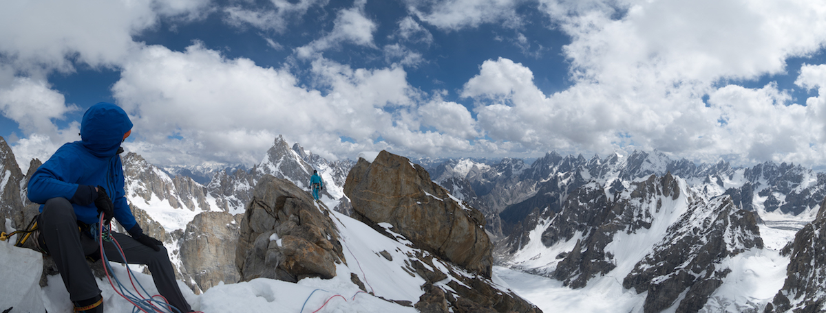Roskelley leads to the high point of Baba Hussein (5800m). [Photo] Nelson Nierinck