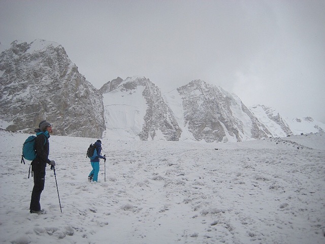 Fixmer and Cummins scope lines from the Tetleh Glacier. [Photo] Anna Pfaff