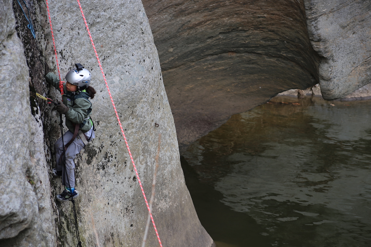 Soaked from falling into the water, 11-year-old Kyra persists on completing her climb. [Photo] Leslie Hsu Oh