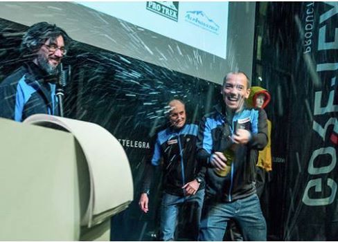 The team celebrates their Russian Golden Axe award. [Photo] Anna Piunova, Mountain.RU