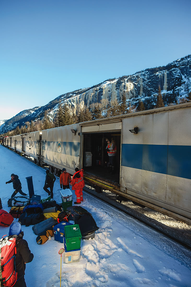 the-country-of-winter-3 Offloading gear from the Tshiuetin Rail at M51.