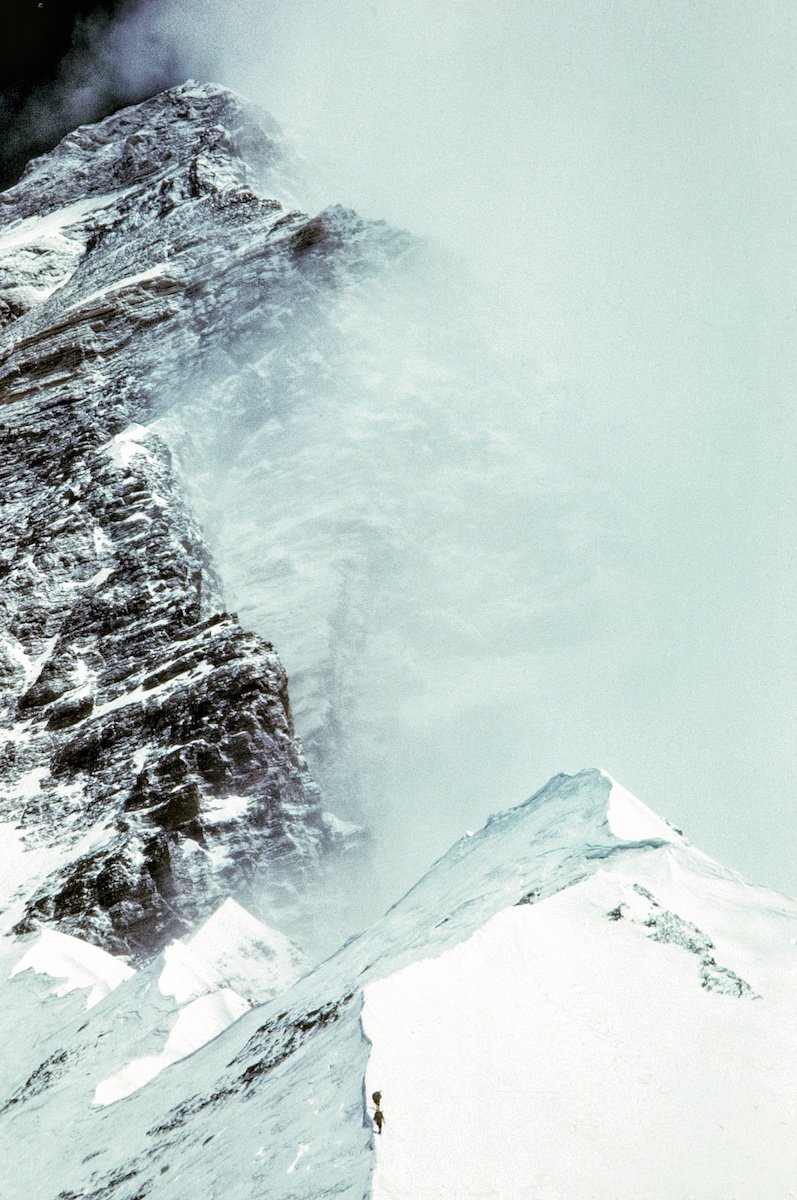 Hornbein and Willi Unsoeld in 1963 during the first ascent of the West Ridge of Chomolungma (Everest, 8849m). [Photo] Barry Bishop / National Geographic Society