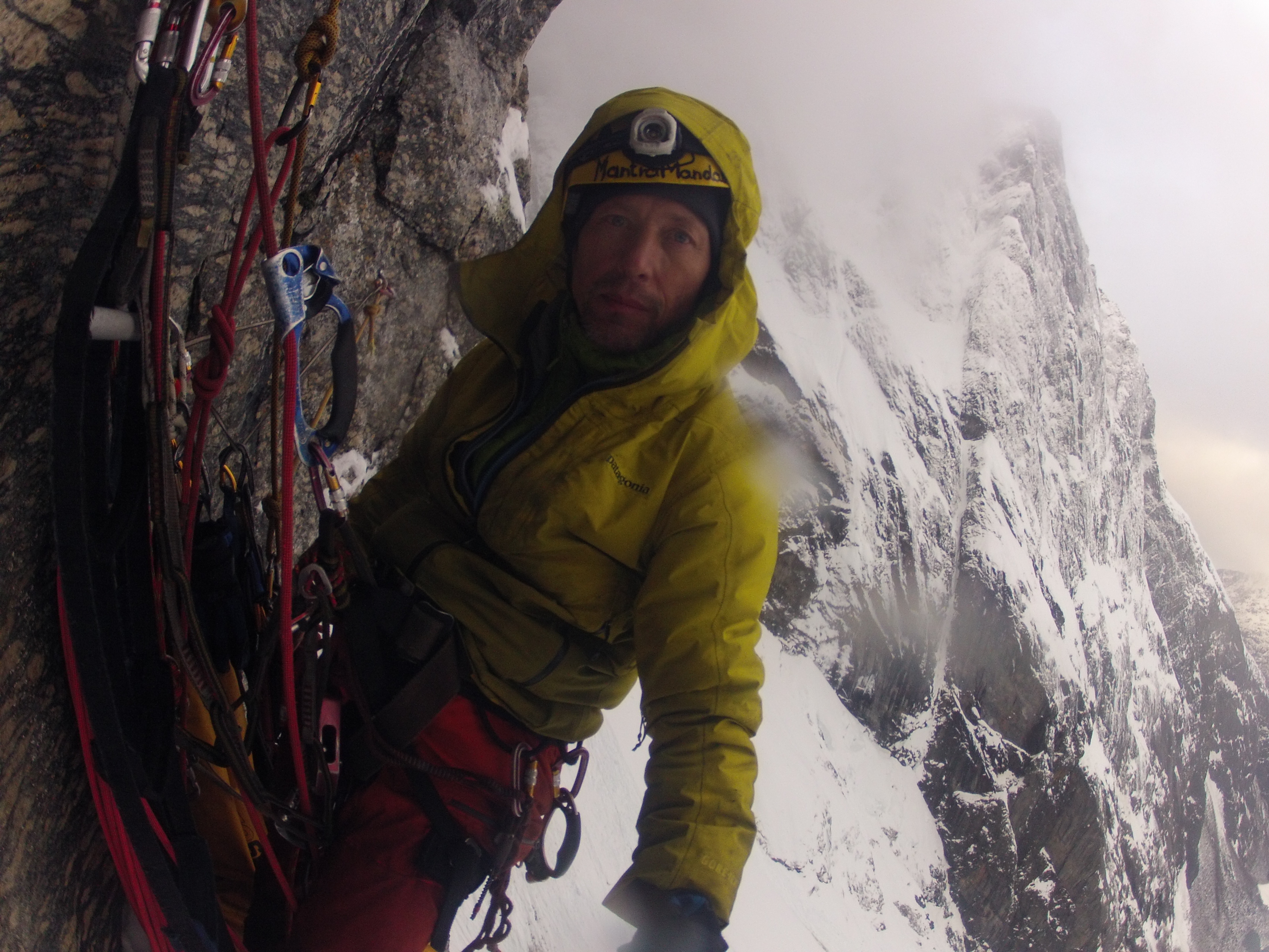 Marek Raganowicz soloing Suser gjennom Harryland (VI 5.10b A3, 650m) on Norway's Troll Wall (1742m). He spent 16 days on the wall with only two ropes and no fixed lines. [Photo] Marek Raganowicz