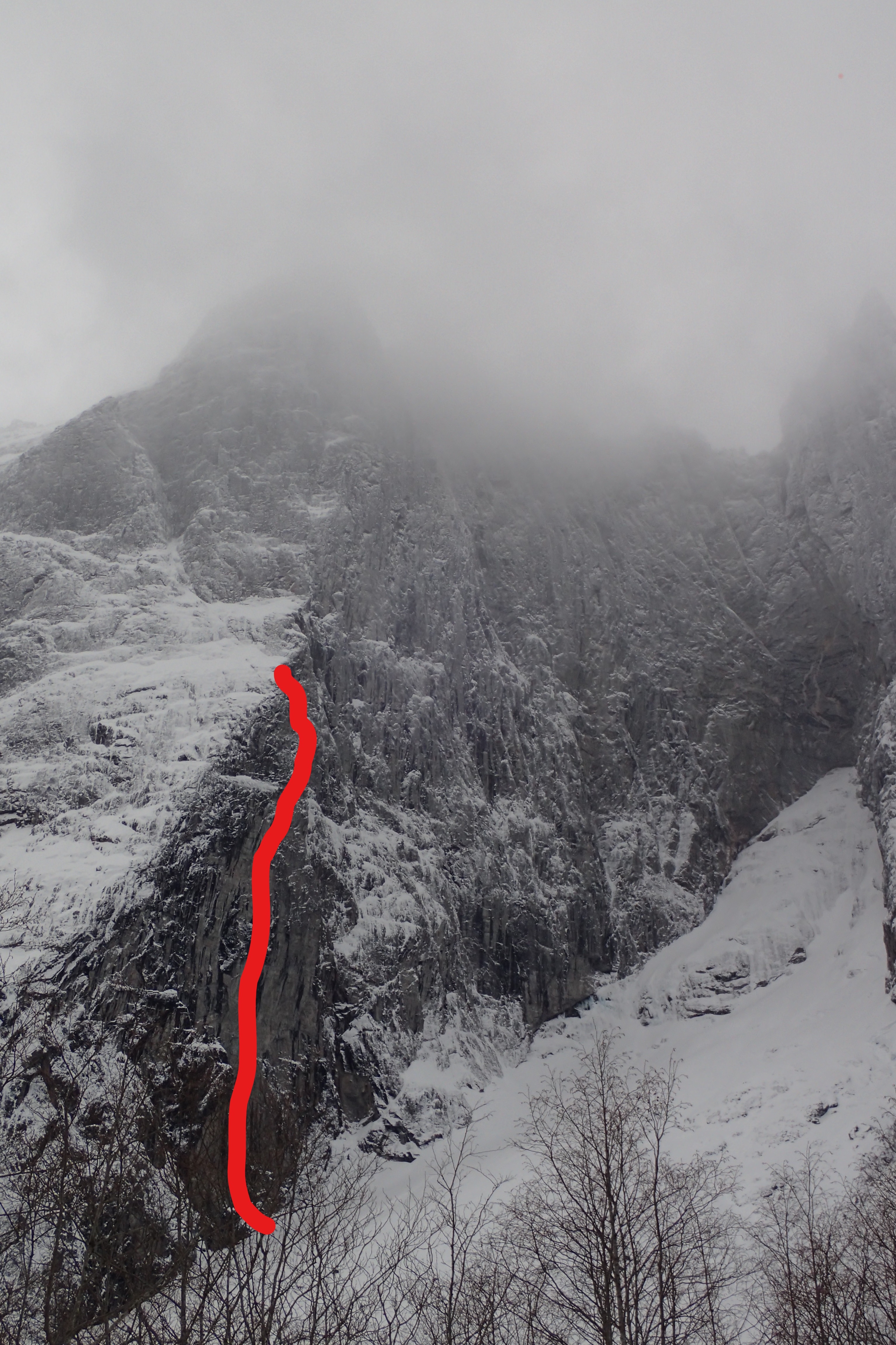 The red line shows Suser gjennom Harryland (VI 5.10b A3, 650m). [Photo] Marek Raganowicz