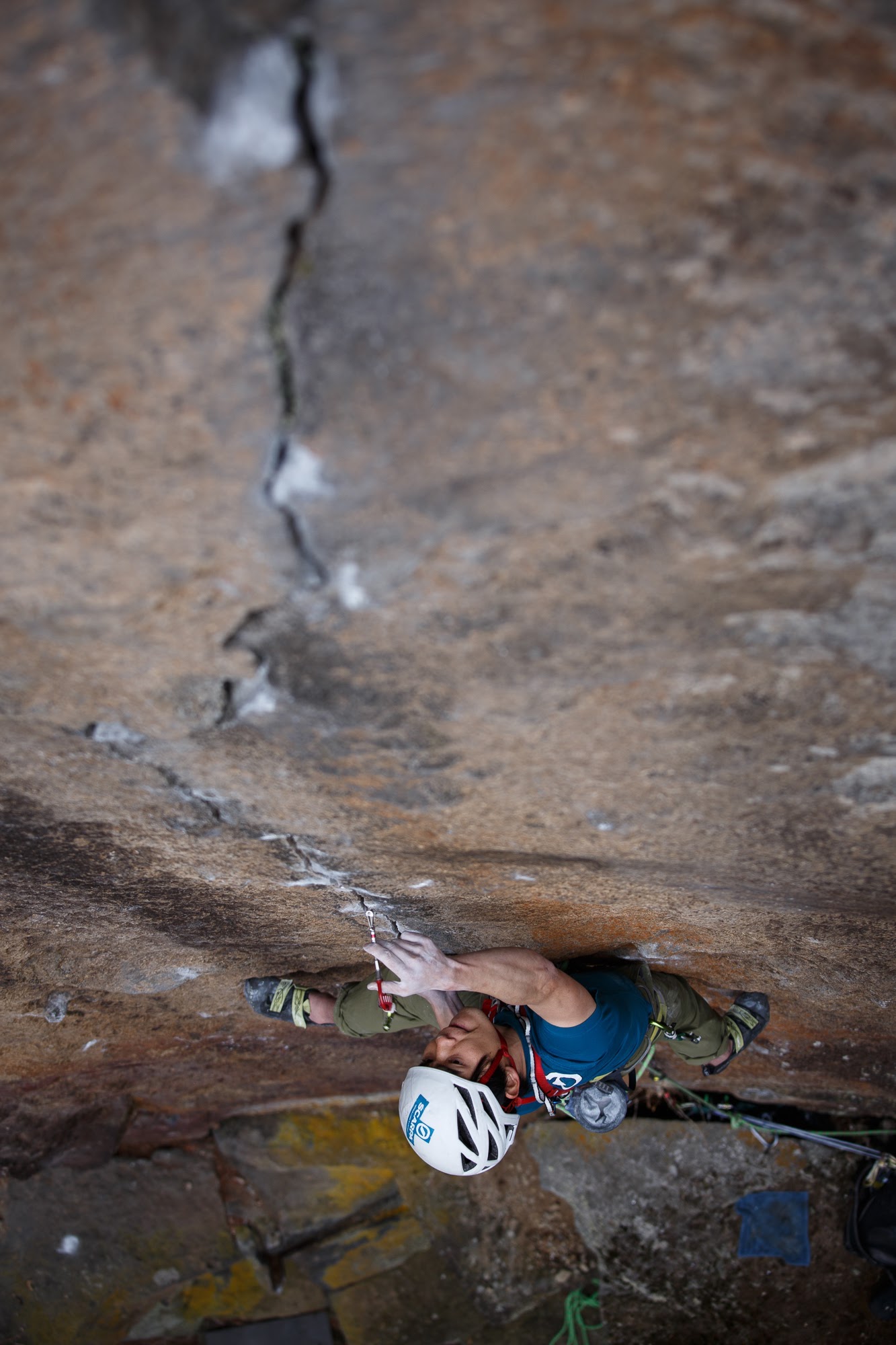 Kurakami rope soloing Hakuhatsuki (5.13d R). [Photo] Kenichi Moriyama