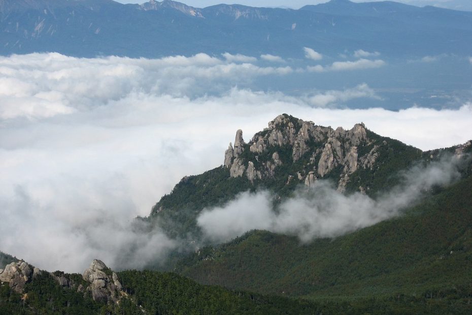Mt. Mizugaki, Japan. [Photo] E64, Wikimedia
