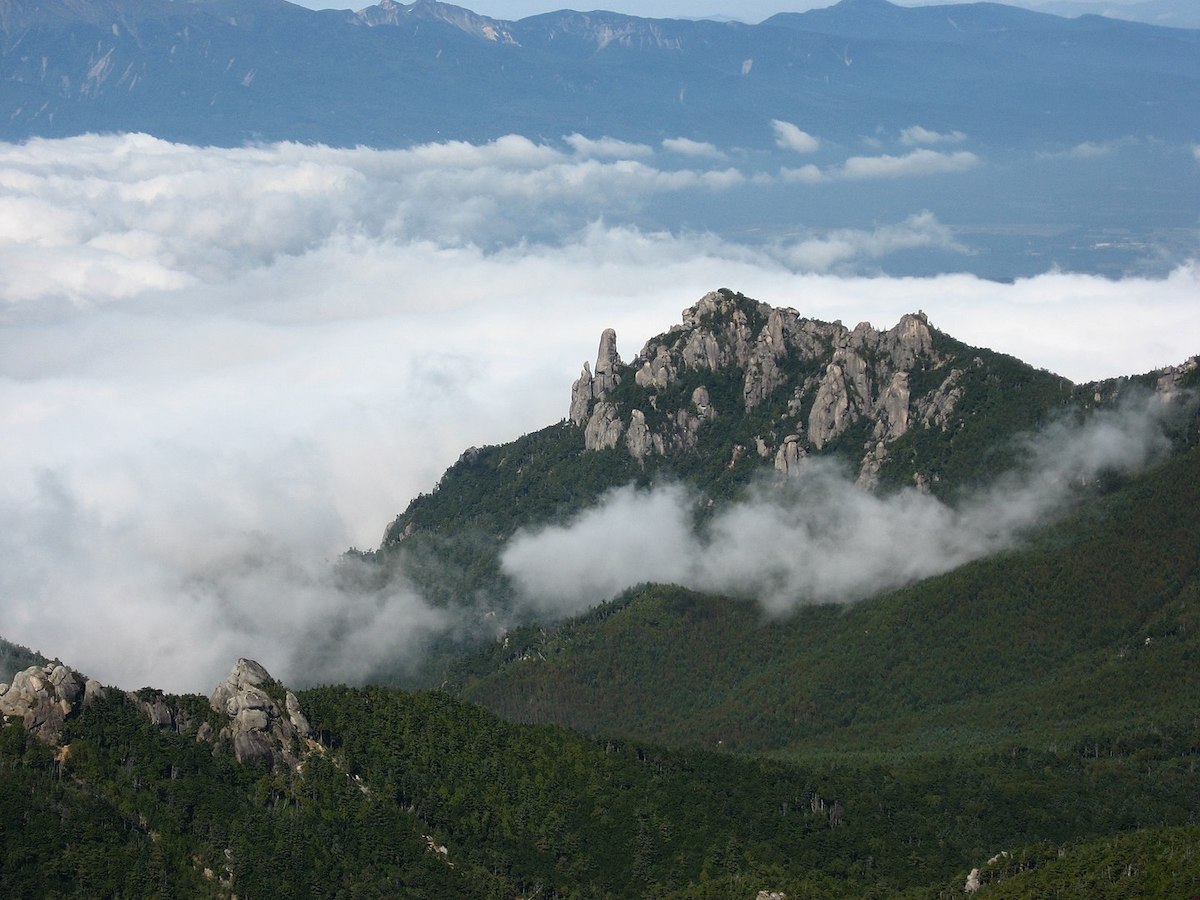 Mt. Mizugaki, Japan. [Photo] E64, Wikimedia