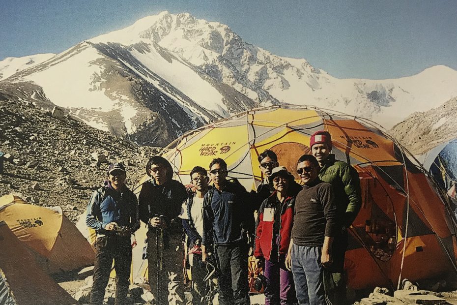 The first Make it Real (MIR) student team visits Robert Goh's Shishapangma base camp in 2002. [Photo] Robert Goh