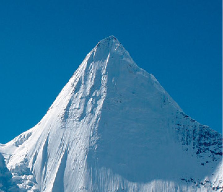 Yangmaiyong (5958m), Sichuan, China. [Photo] Tamotsu Nakamura