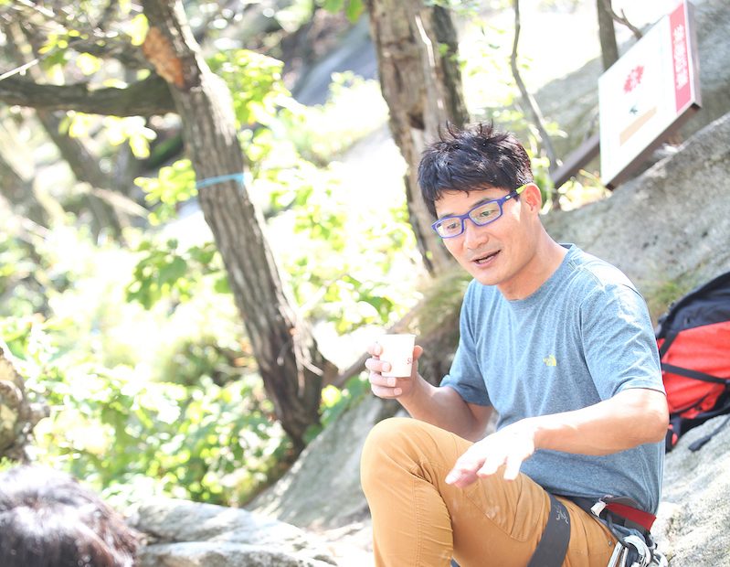 Kim Chang-ho (right) chats with climbing partner Choi Seok-mun (left) at a popular crag in Seoul, South Korea in September 2015. [Photo] Joo Min-wook