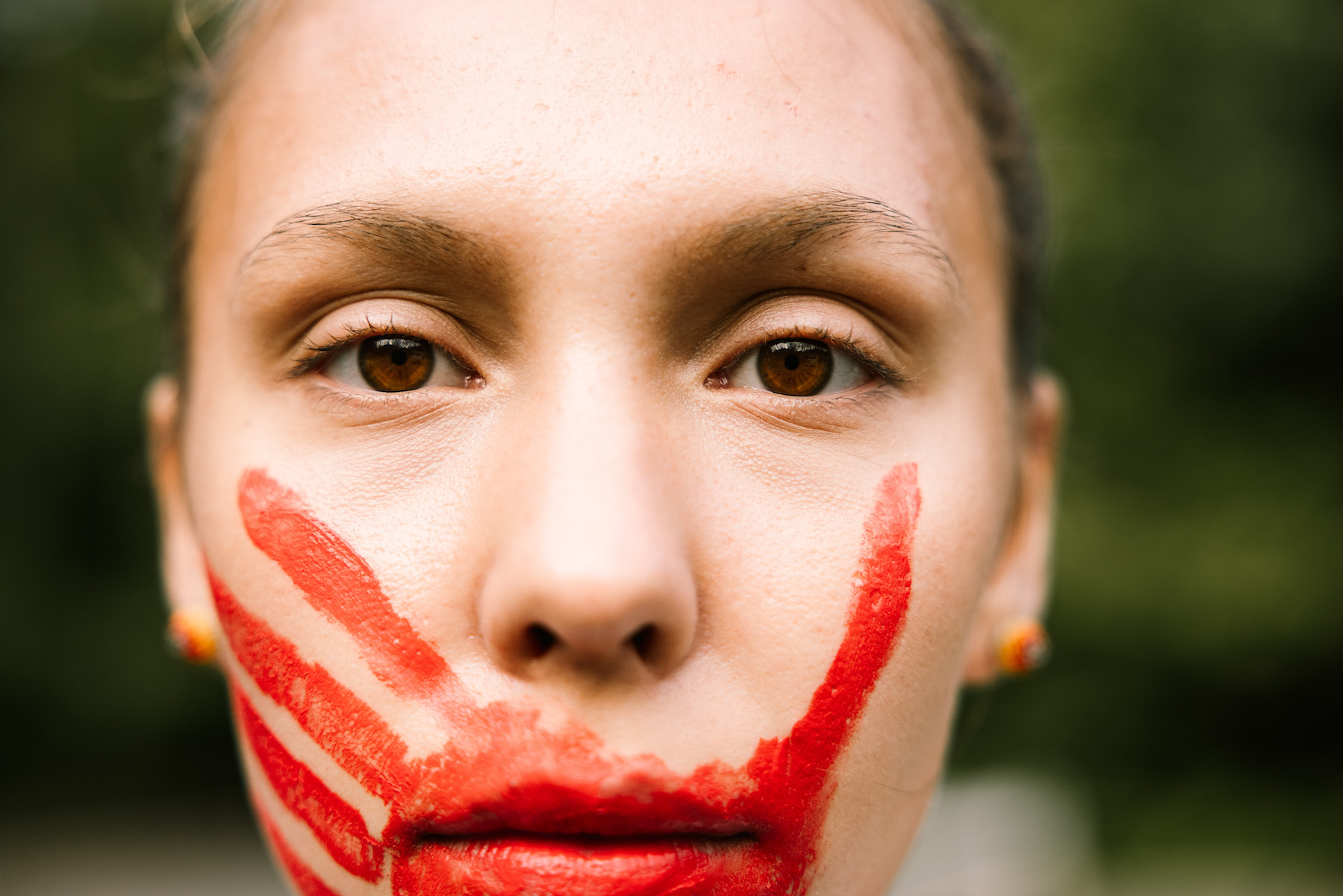 Rosie Fish, Cowlitz, on Muckleshoot and Coast Salish territories, wearing a red handprint in remembrance of her missing and murdered relatives. Fish runs with this handprint in her races at the University of Washington. [Photo] Micheli Oliver