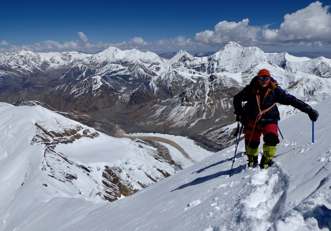 Regis Bardet close to Camp 4 (6850m) on the northwest ridge of Himlung Himal. The high peaks behind lie on the Tibetan border to the northwest. Ratna Chuli (7035m) is almost directly above the climber's head, and Lugula (6899m) is farther left. [Photo] Paulo Grobel