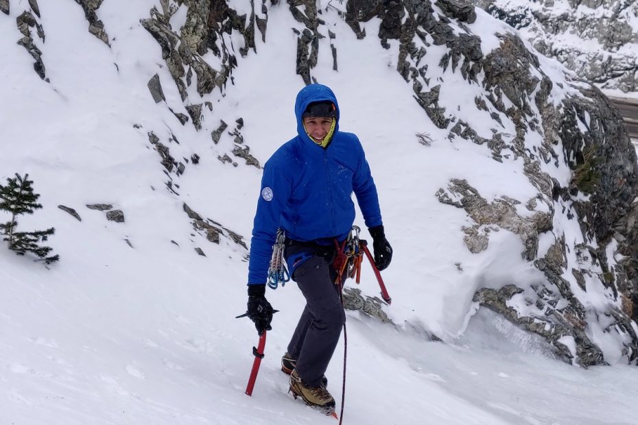 The author slides the pinky rest up the shaft and rest steps up snow to approach the next pitch of ice. [Photo] Yaroslav Lototskyy