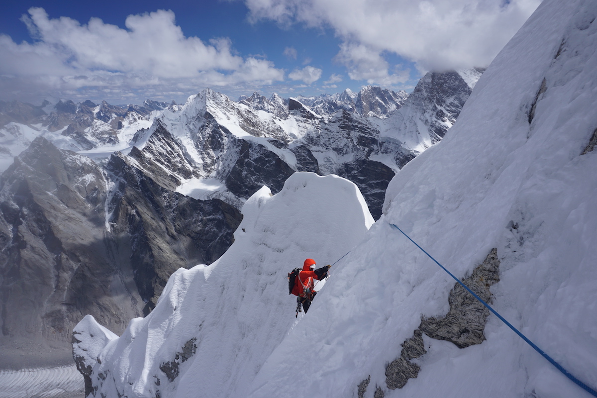 Sato jumaring before the upper headwall. [Photo] Genki Narumi, Yusuke Sato and Hiroki Yamamoto collection