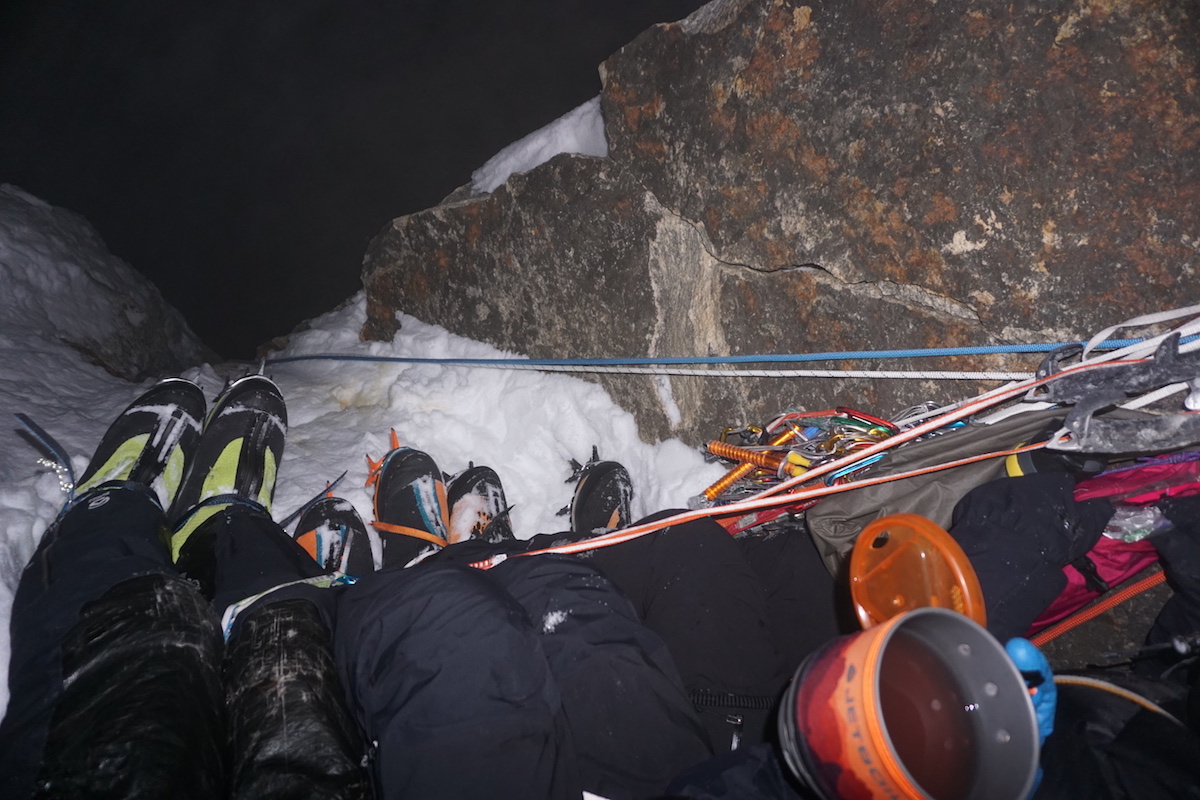 Stopping for a brew on the descent. [Photo] Genki Narumi, Yusuke Sato and Hiroki Yamamoto collection