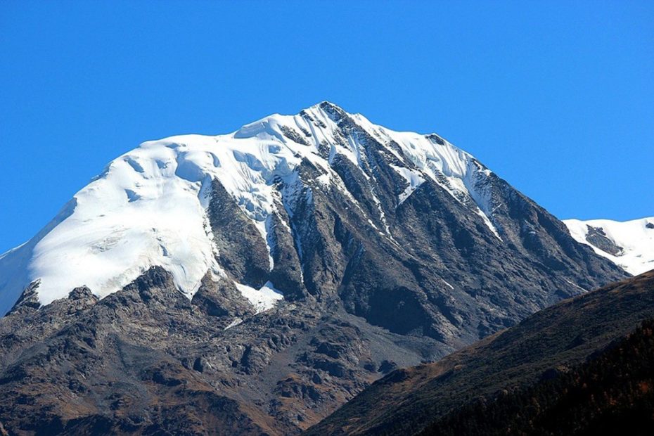 Shelika (6045m), south face, northeast of Jindong. [Photo] Tom Nakamura