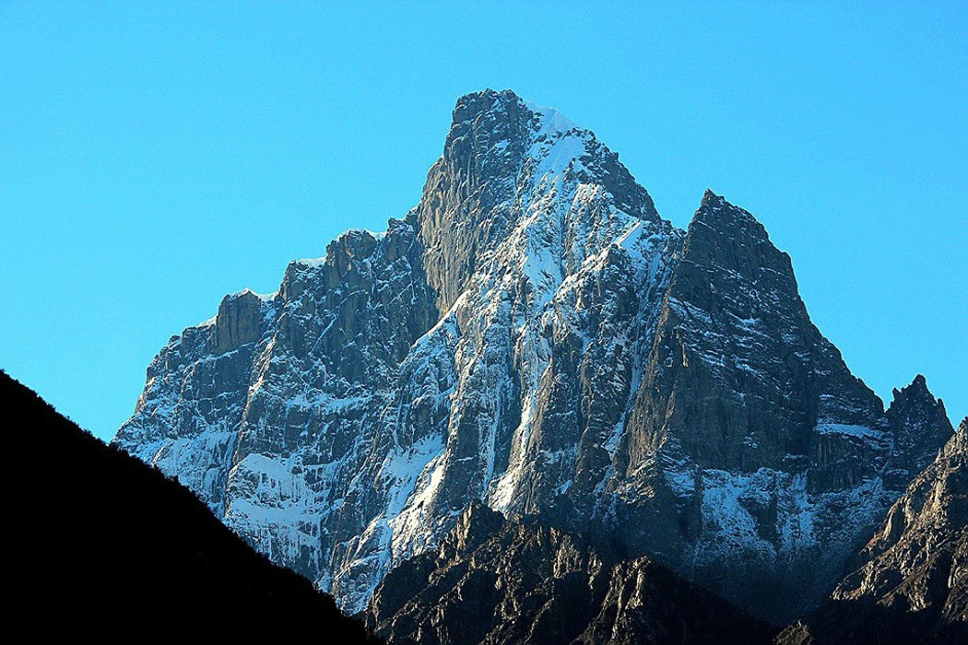 The north face of Nyel Japo (6150m) soars immediately south of Yarlung Tsangpo. [Photo] Tom Nakamura