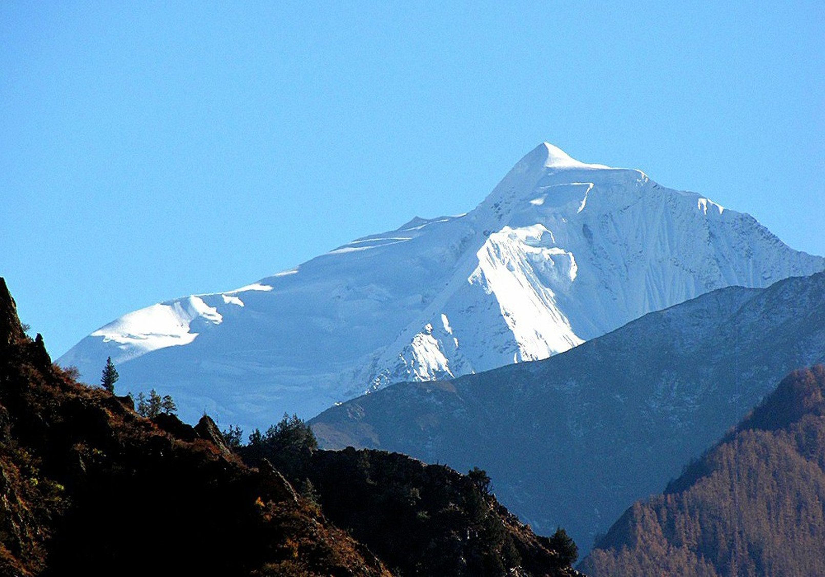 Unknown peak close to the 6000-meter northwest face of Bobonung massif. [Photo] Tom Nakamura
