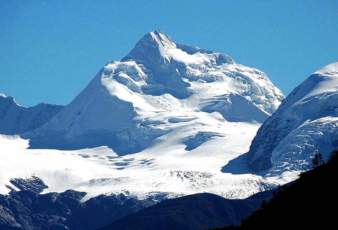 Stunning 6000-meter peak on the northwest face of Bobonung massif. [Photo] Tom Nakamura