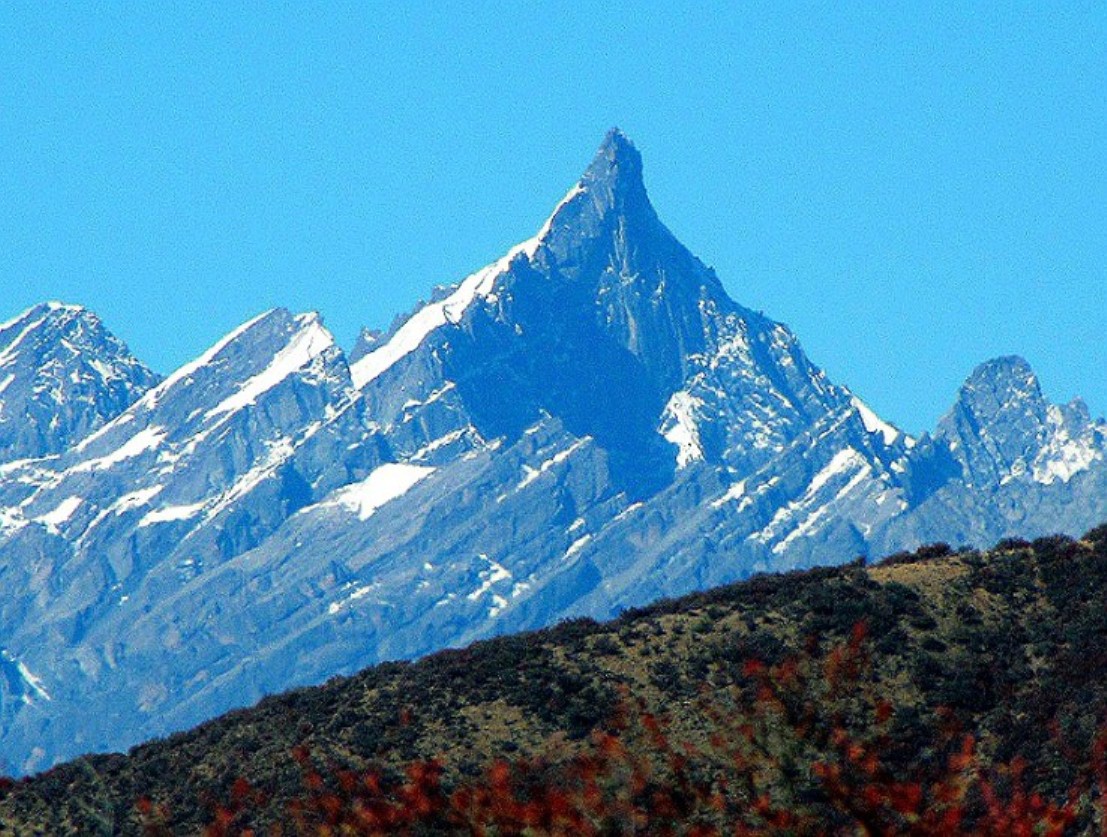 The east face of 6150-meter Nyel Japo (the name is from a Russian map) is a massif of rock peaks. [Photo] Tom Nakamura