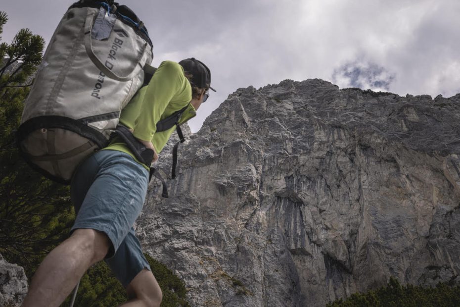 Christoph Schranz on the approach to the Kolosseum wall of Hohe Mund in the Tyrolean Alps. [Photo] Johannes Mair / Alpsolut Pictures