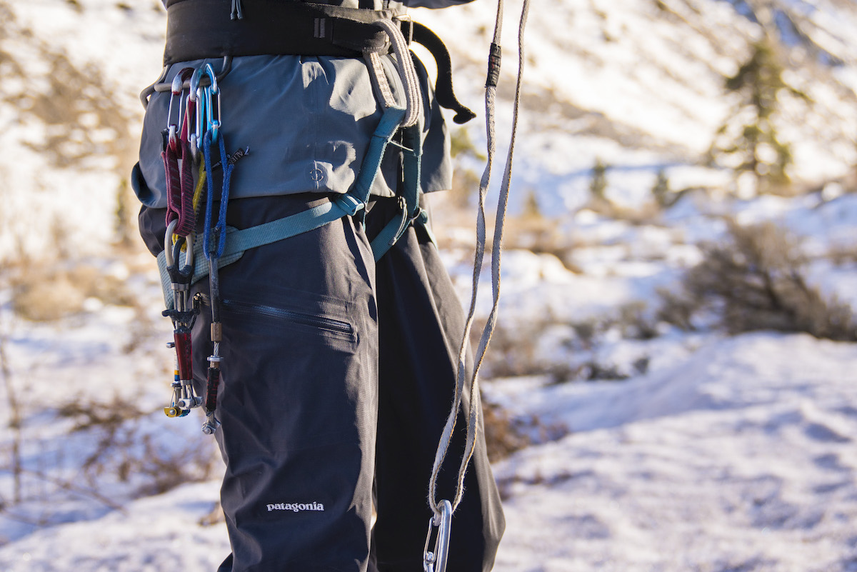 patagonia-womens-dual-aspect-jacket-bibs-2-2 The Dual Aspect jacket is long enough to fit snugly underneath a harness, eliminating any major bunching while climbing.
