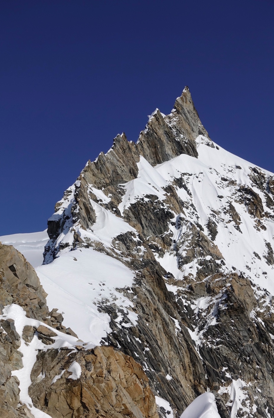 Looking up the Epaulette Ridge. [Photo] Simon Richardson