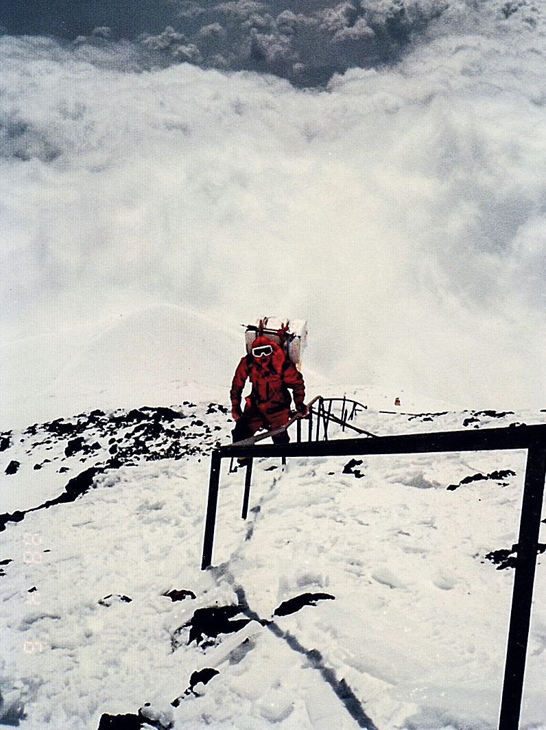 yamanoi-5 Yamanoi working as a porter on Mount Fuji (3776m) in 1991