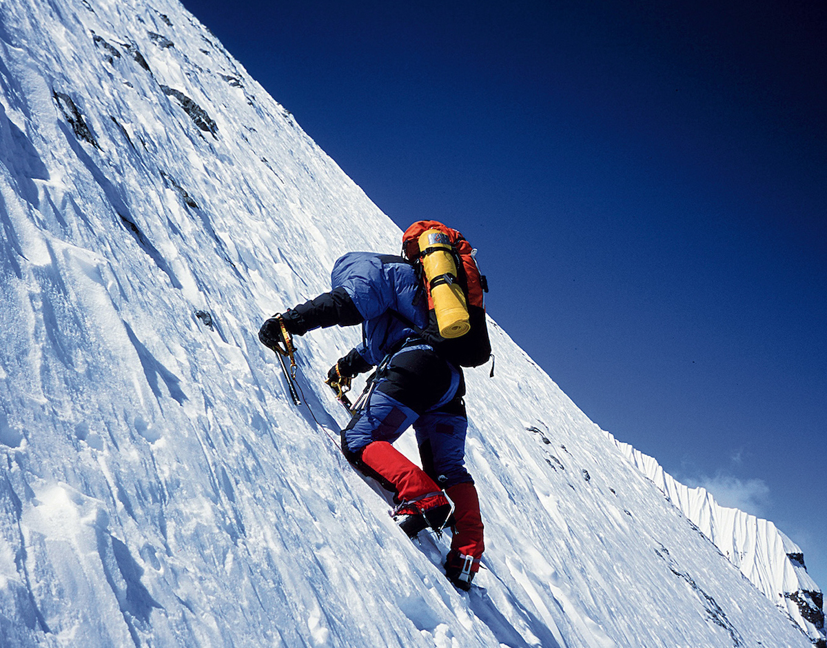 Yamanoi around 7300 meters on the Slovenian Route of Gyachung Kang (7952m) in 2002 just before the weather turned. A struggle for survival ensued and Yamanoi and his wife Taeko Nagao narrowly escaped. [Photo] Yasushi Yamanoi collection